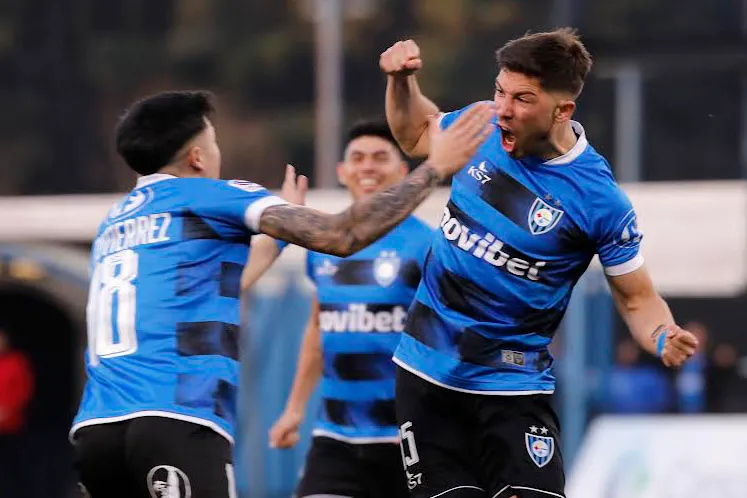 Felipe Loyola festejó con todo su gol ante Colo Colo con la camiseta de Huachipato (Photosport)