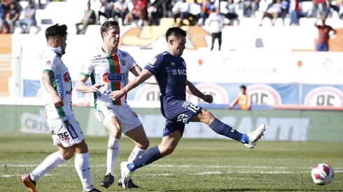 Alexander Aravena anota con la camiseta de la Universidad Católica