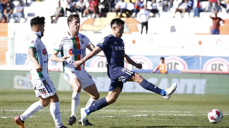 Alexander Aravena anota con la camiseta de la Universidad Católica