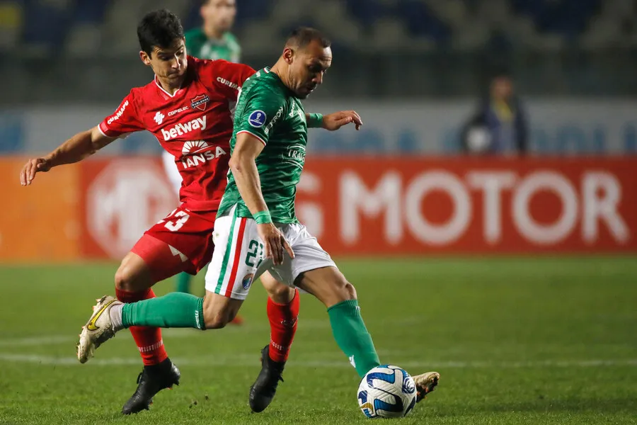 Marcelo Díaz la rompe en Audax Italiano. | Foto: Photosport