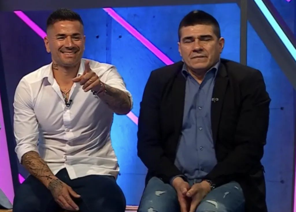 Jorge Kike Acuña -izquierda- le desea todos los éxitos a Nicolás Nuñez en la Católica (Pantallazo TNT Sports)