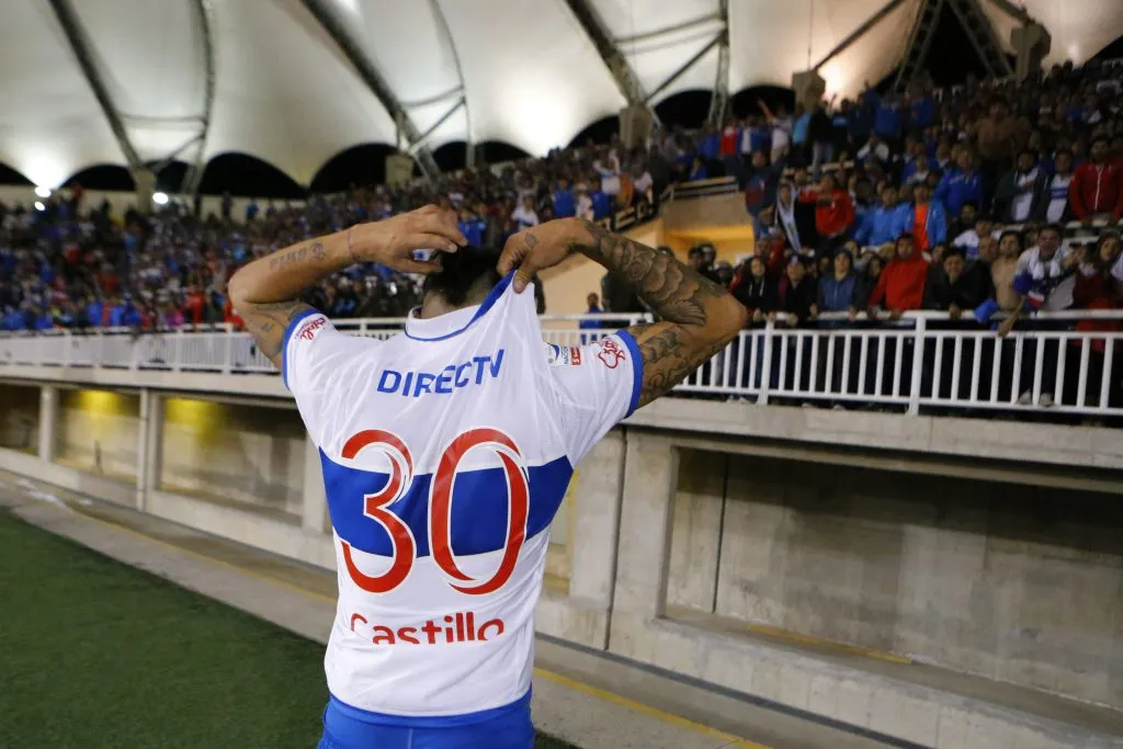 Castillo cada vez que puede le declara su amor a la UC | FOTO:  Andrés Pina/Photosport