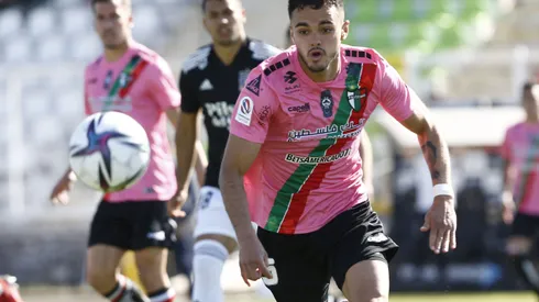 Futbol, Palestino vs Colo Colo. Fecha 24, campeonato nacional 2021. El jugador de Palestino Vicente Fernandez, juega el balón contra Colo Colo durante el partido de primera division realizado en el estadio La Cisterna. Santiago, Chile. 03/10/2021 Marcelo Hernandez/Photosport Football, Palestino vs Colo Colo. 24th date, 2021 national Championship. Palestino’s player Vicente Fernandez play the ball against Colo Colo during the first division match at La Cisterna stadium in Santiago, Chile. 10/03/2021 Marcelo Hernandez/Photosport