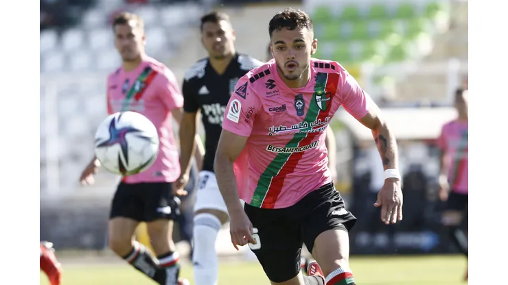 Futbol, Palestino vs Colo Colo. Fecha 24, campeonato nacional 2021. El jugador de Palestino Vicente Fernandez, juega el balón contra Colo Colo durante el partido de primera division realizado en el estadio La Cisterna. Santiago, Chile. 03/10/2021 Marcelo Hernandez/Photosport Football, Palestino vs Colo Colo. 24th date, 2021 national Championship. Palestino’s player Vicente Fernandez play the ball against Colo Colo during the first division match at La Cisterna stadium in Santiago, Chile. 10/03/2021 Marcelo Hernandez/Photosport