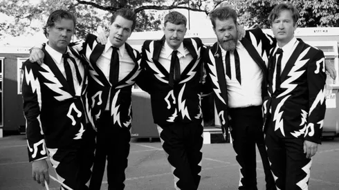 El quinteto de garage rock The Hives retoma sus energéticas presentaciones con una nueva gira, a una década desde su última presentación.