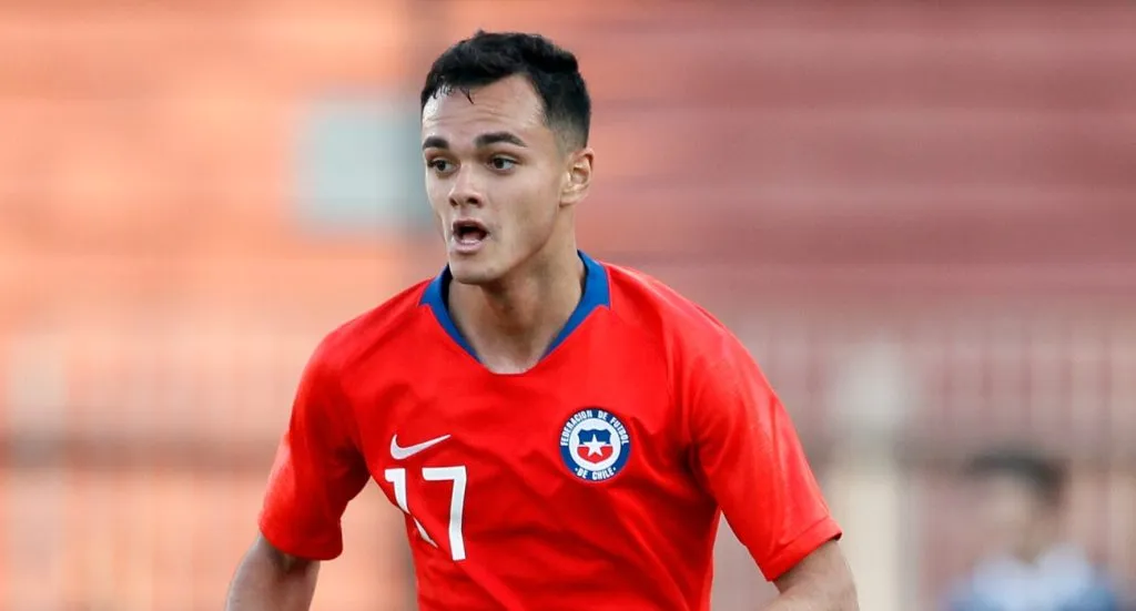 Fernández disputando un partido de la Selección Chilena Sub 20 ante Brasil | Photosport