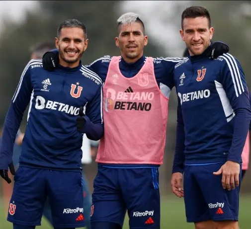 Zaldivia junto a Fernández y Mateos durante la práctica de la U (Prensa Universidad de Chile)