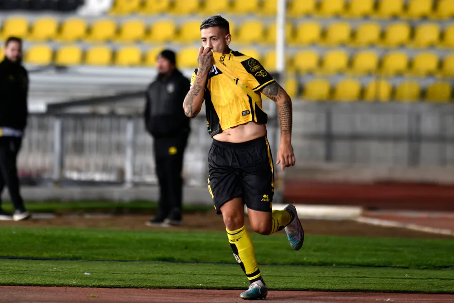 Holgado le tiene fe a Damián Pizarro. | Foto: Photosport