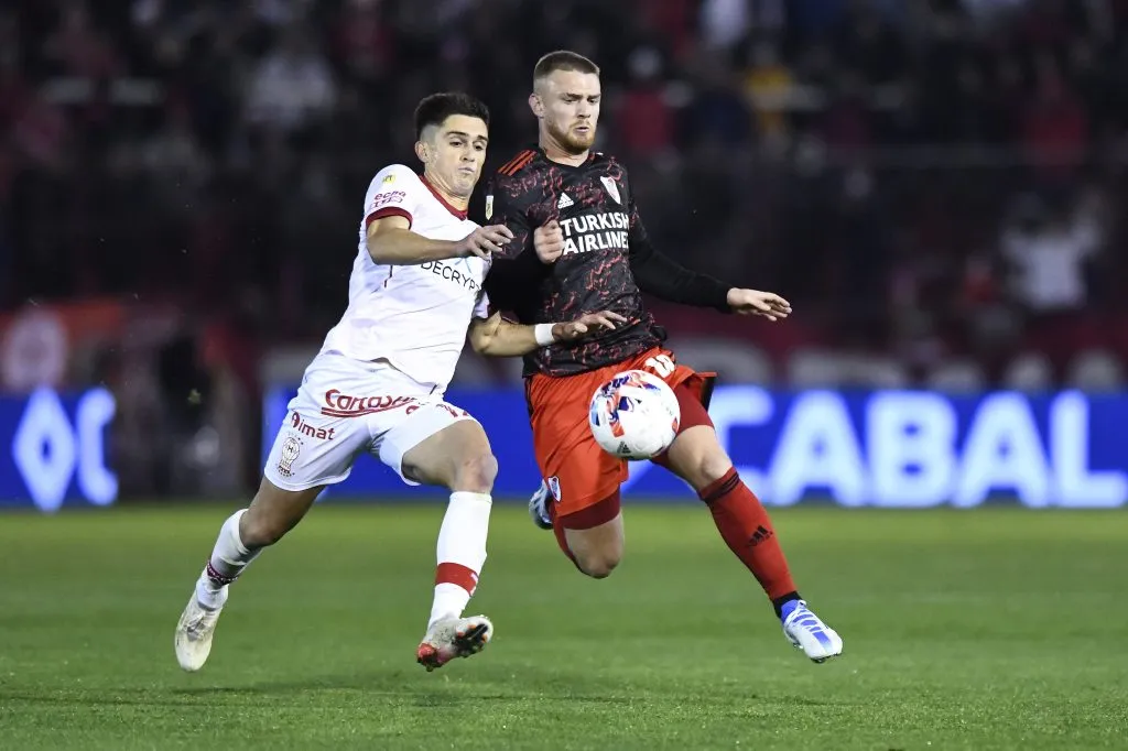 Guillermo Soto -izquierda- sigue en el tira y afloja con Universidad Católica (Getty Images)
