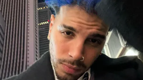 Rauw Alejandro con cara de pena.