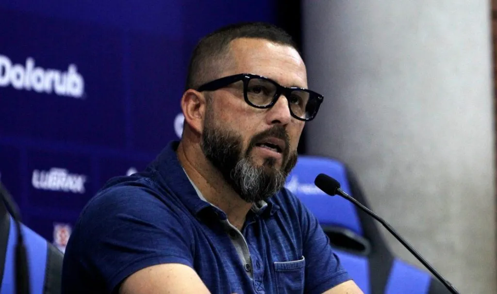 Rodrigo Goldberg sale a defender con capa y espada a Leandro Benegas en Colo Colo (Photosport)