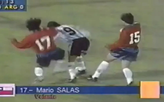 El volante por aquel entonces de Colo Colo, fue amonestado (Captura Mega)