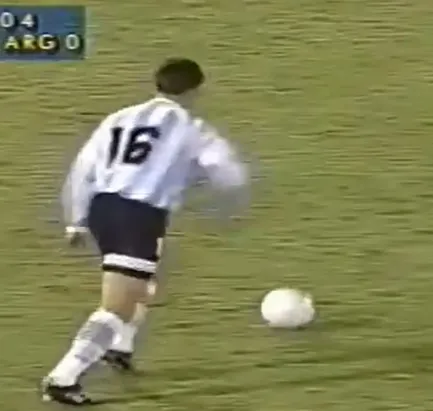 Pellegrino jugando contra Chile (Captura Mega)