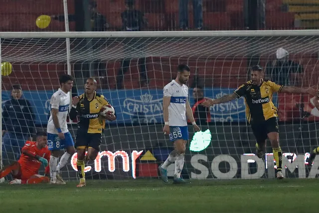 Pese al descuento de Rodrigo Holgado, la UC supo mantener la ventaja (Photosport)