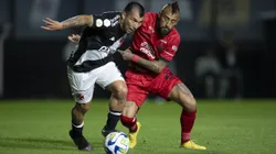 Gary Medel y Arturo Vidal se enfrentaron en Brasil (Brasileirao Play)