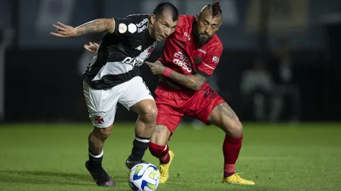 Gary Medel y Arturo Vidal se enfrentaron en Brasil (Brasileirao Play)