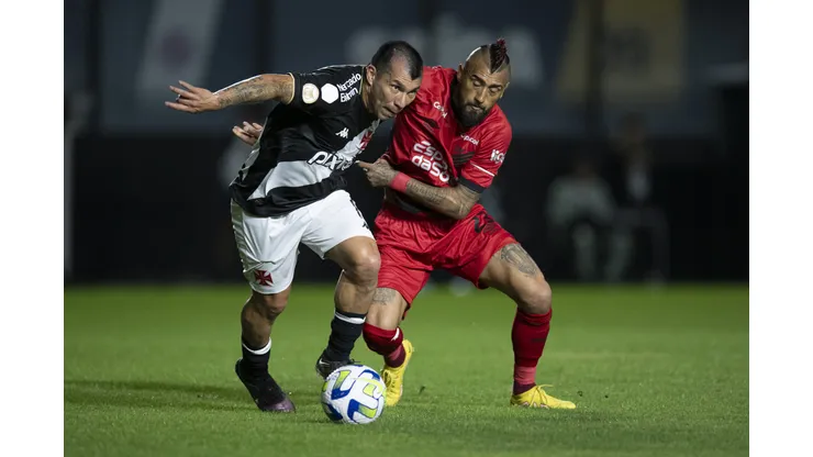 Gary Medel y Arturo Vidal se enfrentaron en Brasil (Brasileirao Play)