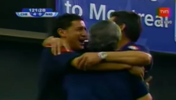 Sulantay y Dubó, celebrando uno de los goles de Chile en el Mundial Juvenil (Captura TVN)
