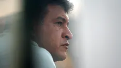 Claudio Borghi repasa a Maximiliano Falcón (Foto: Photosport)