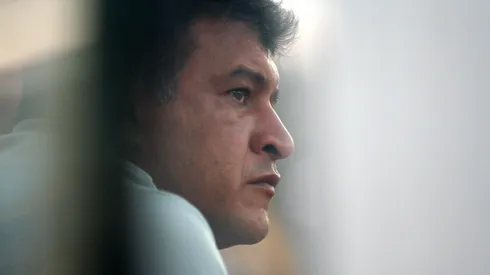 Claudio Borghi repasa a Maximiliano Falcón (Foto: Photosport)