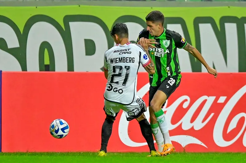 Erick Wiemberg – de espalda- llegó a Colo Colo y sólo mostró un triste nivel en Sudamericana (Flick América MG)