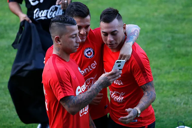 Aránguiz, Valencia y Edu Vargas durante la Copa Confederaciones en Rusia el año 2017 (Photosport)