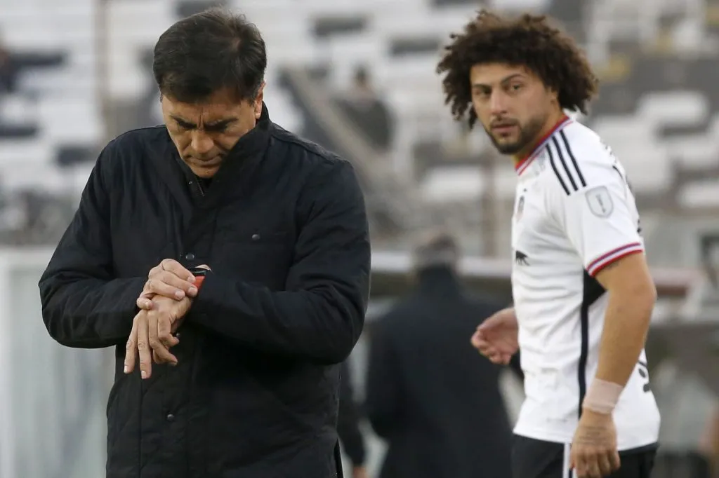 Maximiliano Falcón -derecha- asumió honestamente que no pudieron con la línea de 3 defensas en Colo Colo (Photosport)