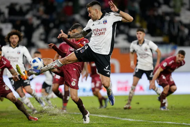 Hinchas colocolinos recuerdan a Zaldivia como un jugador lento (Photosport)