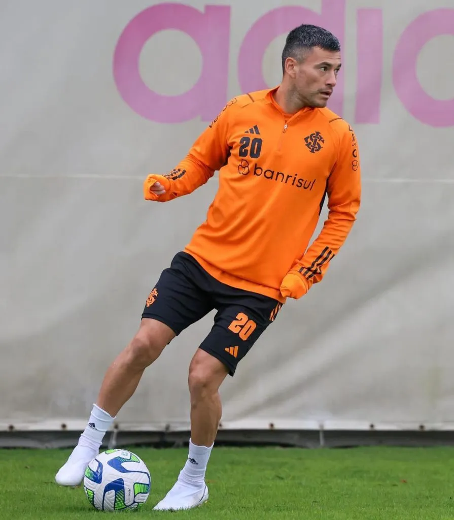 Aránguiz ha vuelto lentamente en Brasil | Foto: Internacional