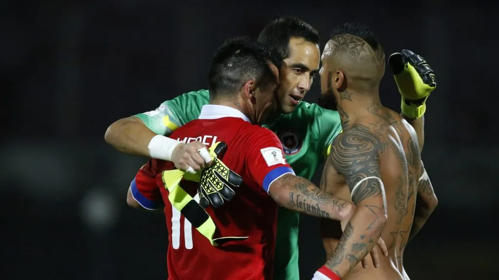 Medel y Bravo serían parte de los jugadores de la Roja que recibirían parte de los pagos adeudados de la ANFP
