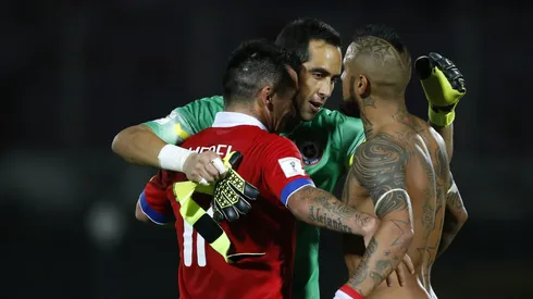 Según un diálogo de WhatsApp entre Daniel Behar y Martín Ossandón, el capitán de la Roja Claudio Bravo habría delatado a Medel y Vidal
