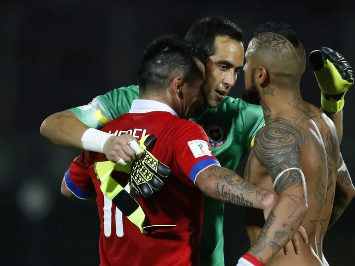 Tiran al frente a Bravo por echar agua supuestamente a Vidal y Medel en la Roja