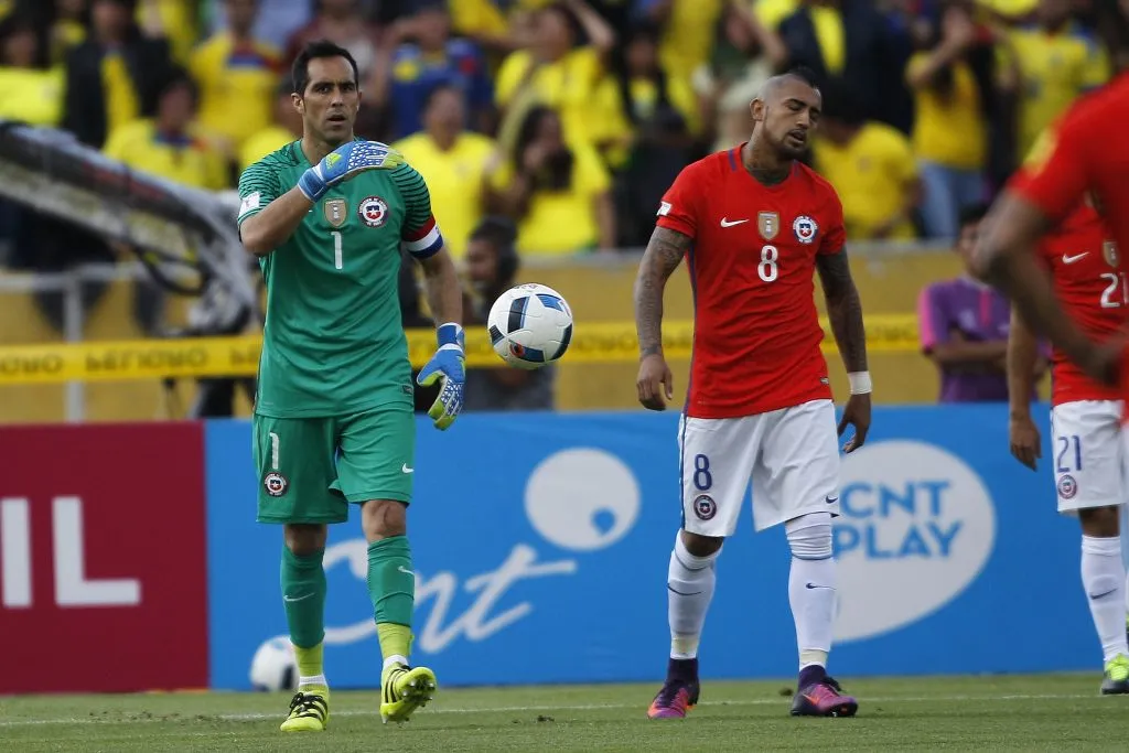 Claudio Bravo y Arturo Vidal lavaron las heridas tras lo ocurrido en 2018, aunque ahora develaron que el capitán de la Roja habría quebrantado el compromiso (Photosport)
