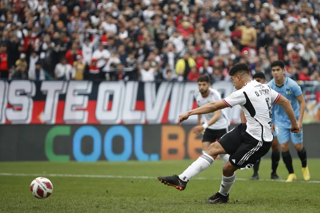 Damián Pizarro en el momento del penal y su festejo con la camiseta de Colo Colo en el Torneo Nacional (Photosport)