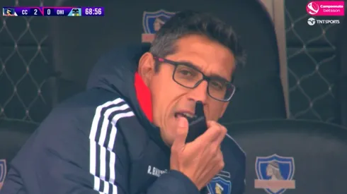 Ruben Bascuñán fue sorprendido en la banca de Colo Colo hablando por radio. ¿Habrá sido con Quinteros?