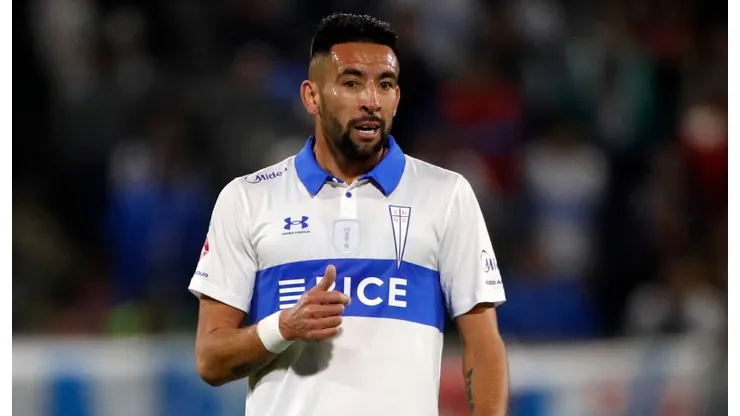 Mauricio Isla aún no es reemplazado en Universidad Católica