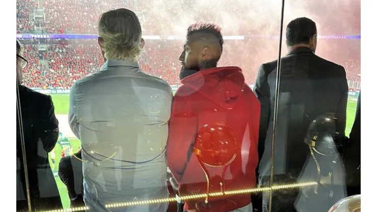 Arturo Vidal estuvo mirando el compromiso del Atheltico Paranaense ante el Flamengo por la Copa de Brasil (Foto: monivilela, Twitter)