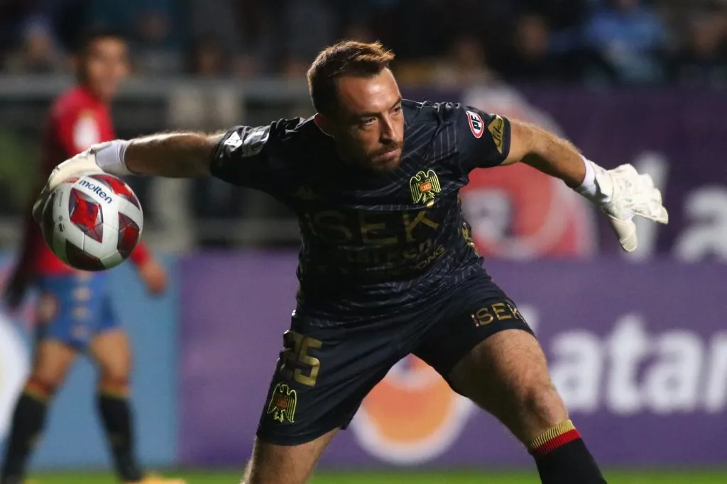 Para Johnny Herrera, Sebastián Pérez es el mejor arquero del Campeonato (Photosport)