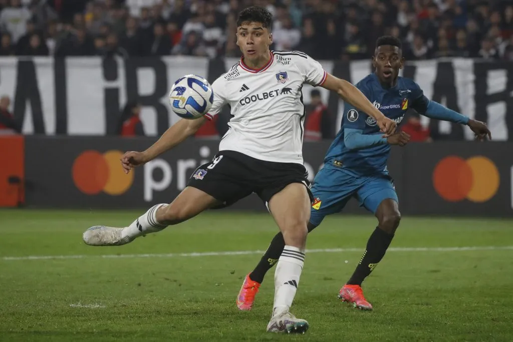 Damián Pizarro genera ocasiones pero no logra embocar en el arco de Colo Colo (Photosport)