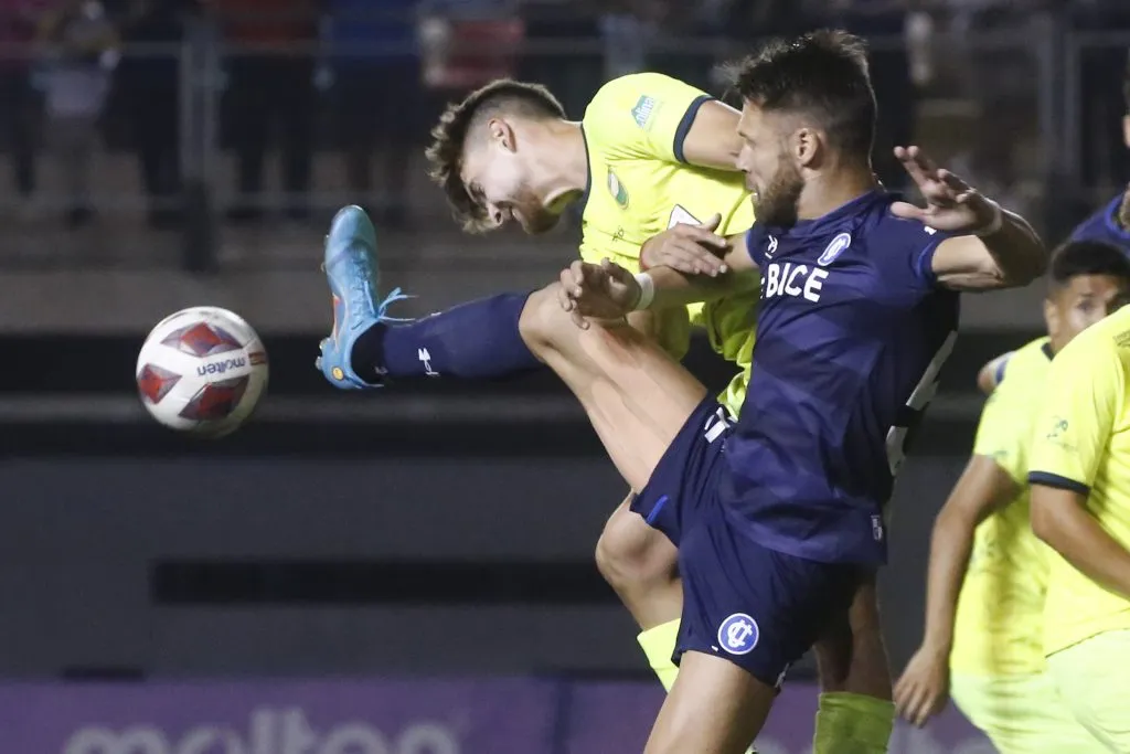 La defensa de la Universidad Católica pasó de ser inexpugnable a un parque de diversiones en el fútbol chileno (Photosport)