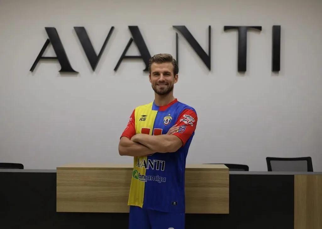 Christian Santos vuelve al ruedo tras un nefasto paso por Colo Colo llega a jugar por el Universidad Central de Venezuela (@UCVFOficial)