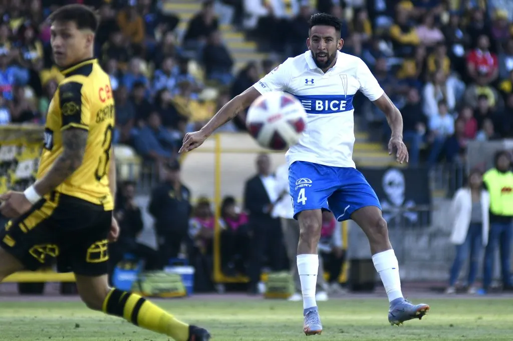 Mauricio Isla defendiendo los colores de la Universidad Católica | Foto: Photosport