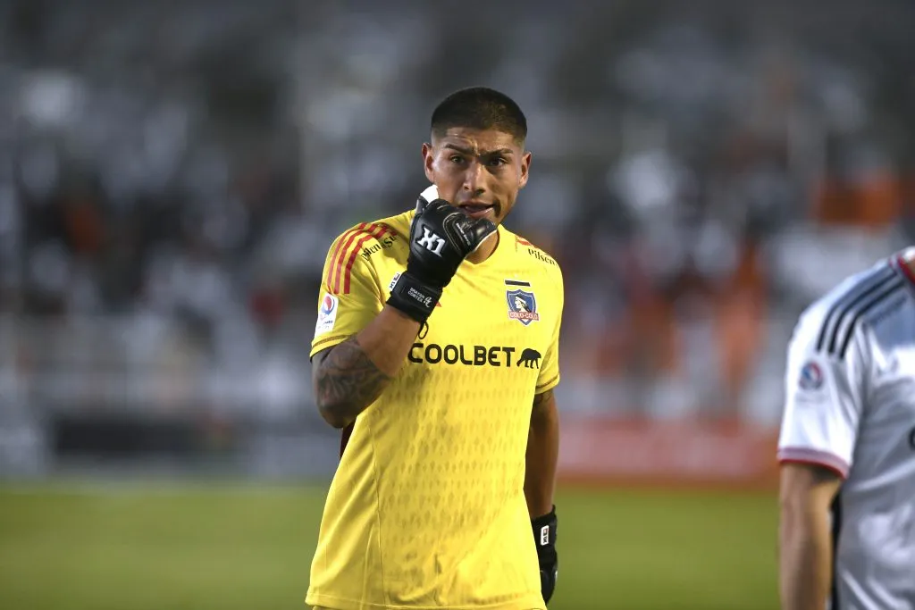 Brayan Cortés lo pasa horrible en Colo Colo y le recomiendan que busque un nuevo destino en su carrera (Photosport)