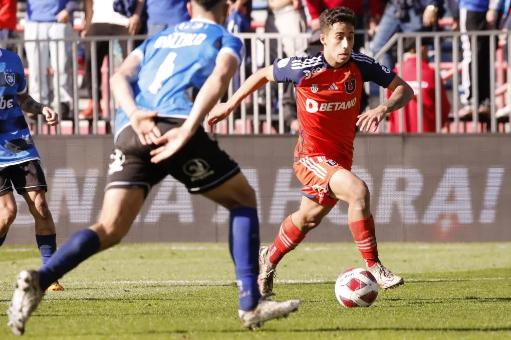 Lucas Assadi da muestras de su buen talento en la U y el volante reivindica la posición del 10 en el fútbol chileno (Photosport)