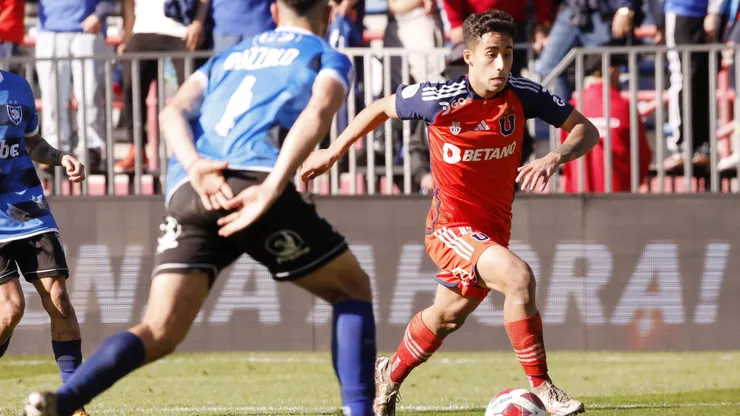 Futbol, Huachipato vs Universidad de Chile. Decimosexta fecha, campeonato Nacional 2023. El jugador de Universidad de Chile Lucas Assadi, derecha, controla el balon durante el partido de primera division disputado en el estadio CAP de Talcahuano, Chile. 08/07/2023 Eduardo Fortes/Photosport Football, Huachipato vs Universidad de Chile. 16th date, 2023 National Championship. Universidad de Chile player Lucas Assadi, right, controls the ball during the first division match held at the CAP stadium in Talcahuano, Chile. 08/07/2023 Eduardo Fortes/Photosport