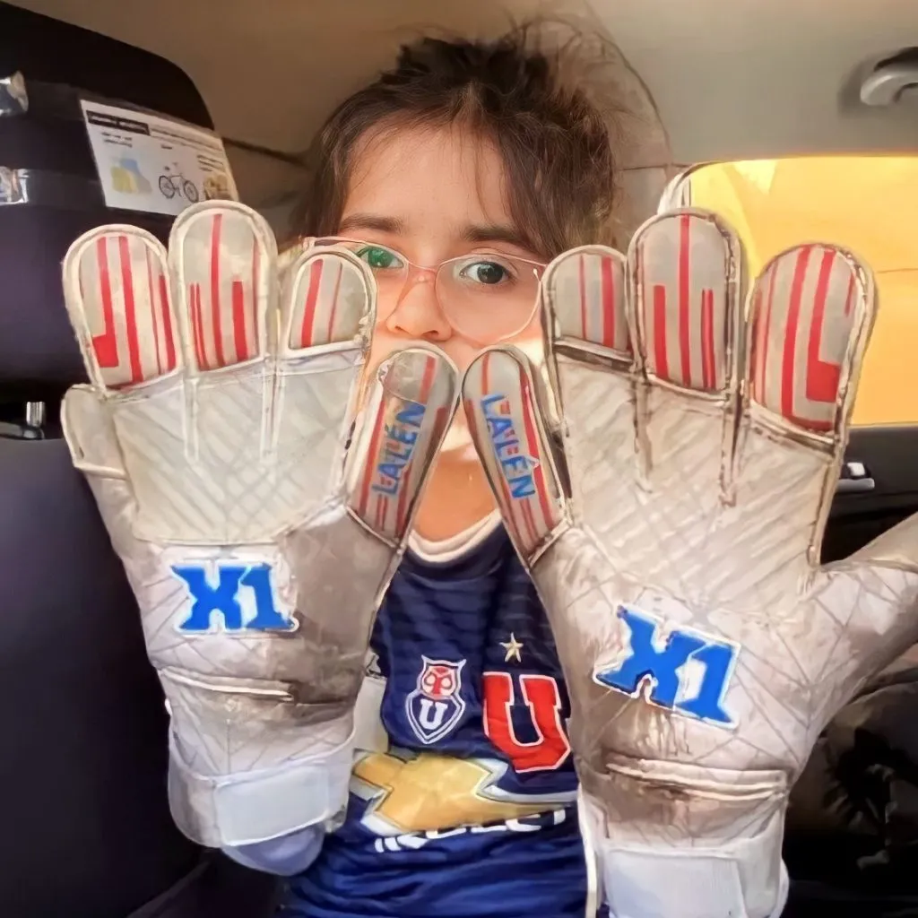 La pequeña Katrina muestra los guantes de Cristóbal Campos (Cristian Vargas / la Voz Azul)