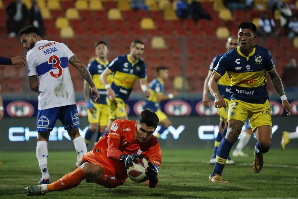 Matías Dituro rescata la actidud de Universidad Católica, pese a la derrota ante Everton (Photosport)