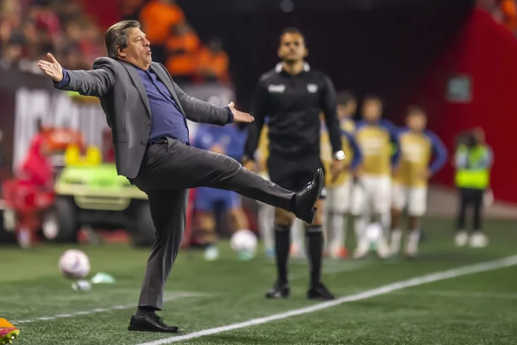 El Piojo Herrera sin piedad con Montecinos