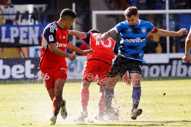Un duro partido protagonizaron acereros y azules (Photosport)