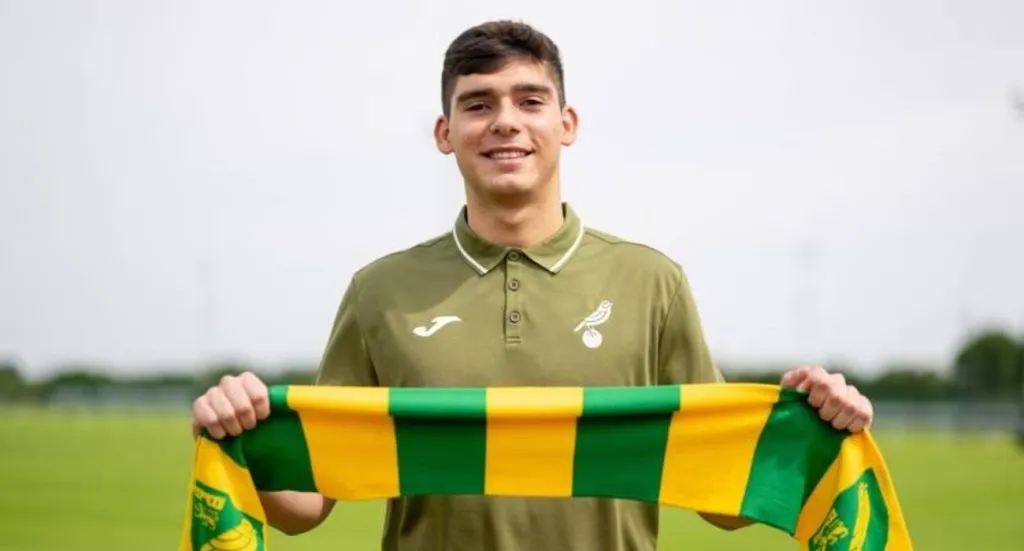 Reyes siendo presentado en el cuadro de la Championship | Foto: Norwich.